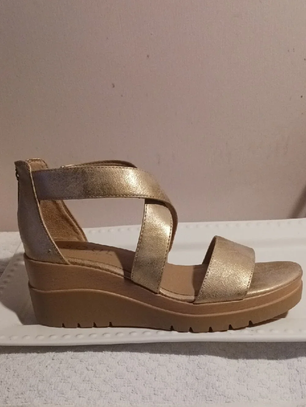 Gorgeous! Naturalizer Soul Metallic Gold Crisscross Wedge Sandals